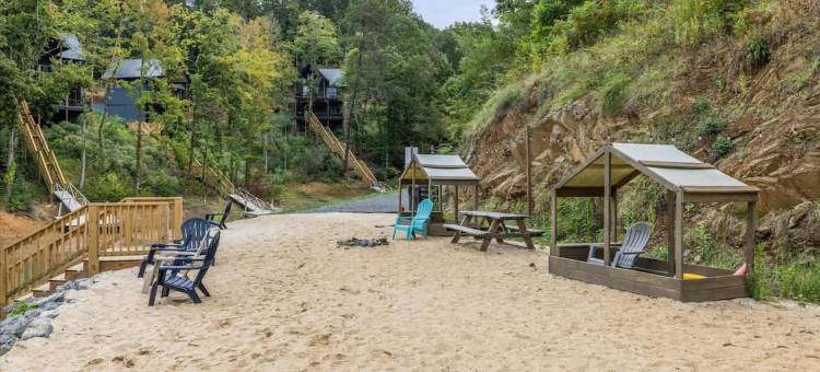 超越期待的烟雾海岸湖景小屋(Smoky Shores Lakeview Cabin by Beyond Expectations)图片