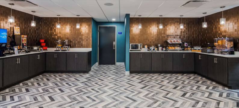 布卢明顿贝蒙特东贝斯特韦斯特优质套房酒店(Best Western Plus Bloomington East Hotel)图片