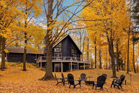 Lakefront Spacious Cottage with Sandy Beach, Kayaks and Games!