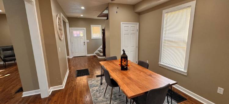 堪萨斯城市中心温馨三卧室度假屋，配备WiFi、空调等更多设施(Lovely 3-bedroom house in downtown Kansas City with WiFi, AC and so much more)图片
