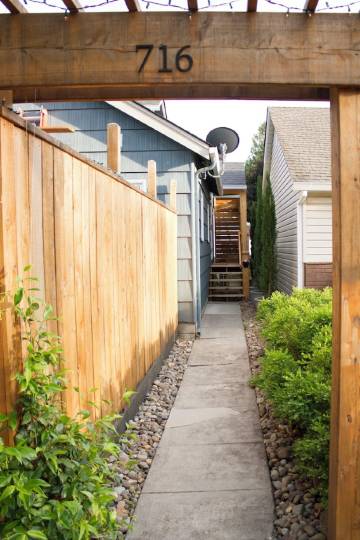 Adorable attic cottage in the heart of Oregon Wine Country.
