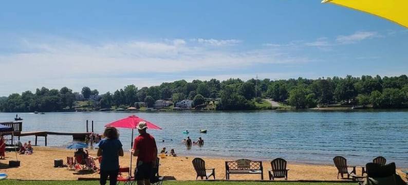 Hidden Oasis Lake House Hickory图片