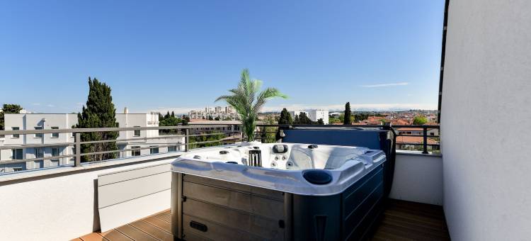 班林豪华顶层公寓带按摩浴缸(Luxury Penthouse Berin with Rooftop Terrace and Jacuzzi)图片