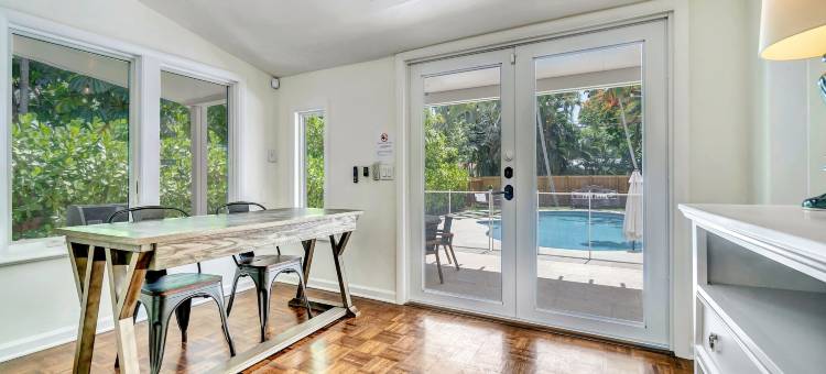维多利亚公园绿洲带有加热游泳池(Victoria Park Oasis with Heated Pool and More)图片