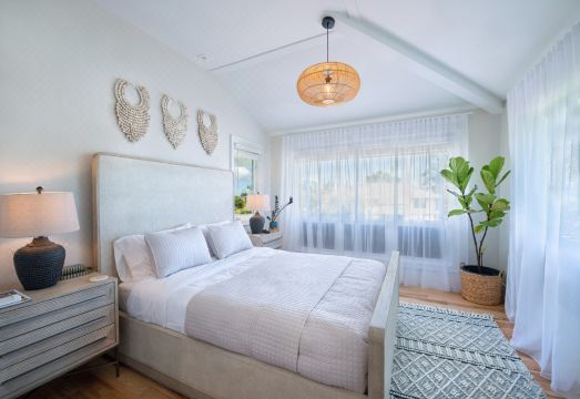 Expansive Lanai with Stunning Mountain Views - Serene Oasis Hotel Overview