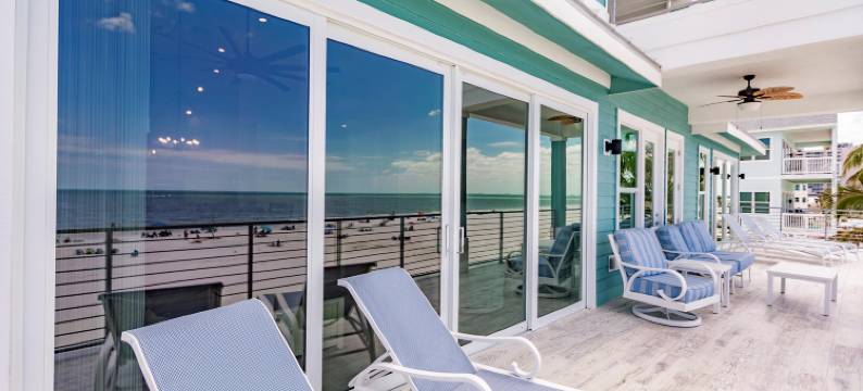 Breathtaking Ocean Views and Spacious Deck - Exquisite Beachfront Retreat图片