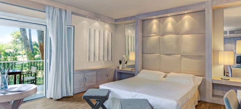 TH 蒂勒尼亚 - 绿色公园美居度假村(TH Tirrenia - Green Park Resort)图片