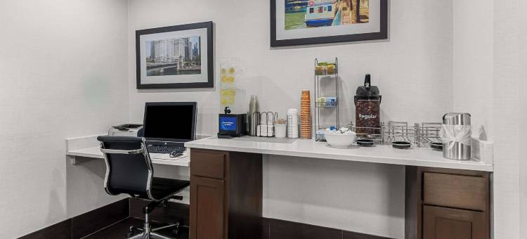 廷利帕尔克圆形剧场舒适套房酒店(Comfort Inn & Suites Near Tinley Park Amphitheater)图片