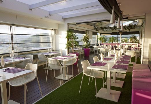 Hôtel du Centre Hotel Overview