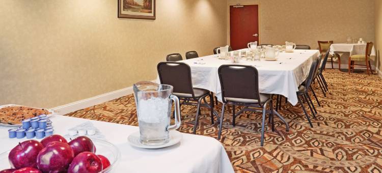 智选假日套房酒店南部的杉木树丛区(Holiday Inn Express & Suites Southern Pines-Pinehurst Area)图片