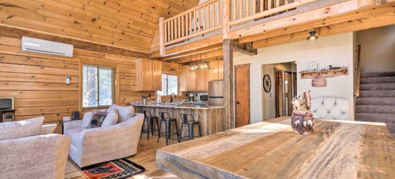 徒步、骑行和滑雪：鸭溪村A型小屋！(Walk to Duck Creek Village A-Frame Getaway!)图片