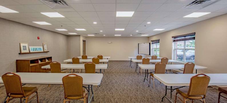 克里斯特尔莱克丽怡酒店(Country Inn & Suites by Radisson, Crystal Lake, IL)图片