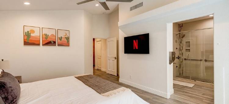 拉斯维加斯现代&宽敞•特大床度假屋•后院烧烤炉(Modern & Spacious Vegas House • King Bed • Backyard Grill)图片