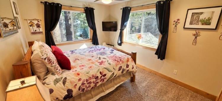 塔霍城海滨6卧室度假屋 — 私人热水浴缸、皮划艇和壮丽湖景(Beachfront 6Br Tahoe Retreat — Private Hot Tub, Kayaks & Stunning Lake Views)图片