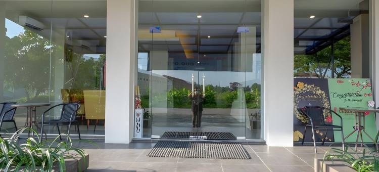 红多兹Plus酒店-近梭罗巴鲁(RedDoorz Plus Near Solo Baru)图片