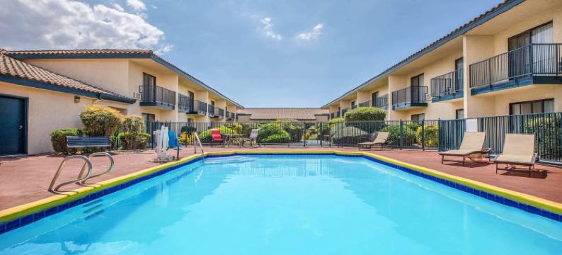 特哈查比温德姆呗盟酒店(Baymont by Wyndham Tehachapi)图片