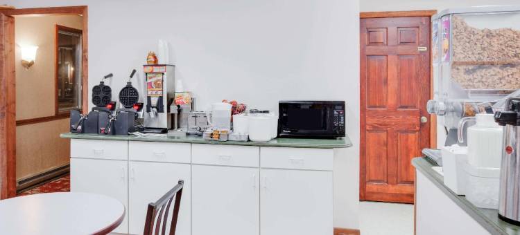 麦基诺城-海滨区速8酒店(Super 8 by Wyndham Mackinaw City/Beachfront Area)图片