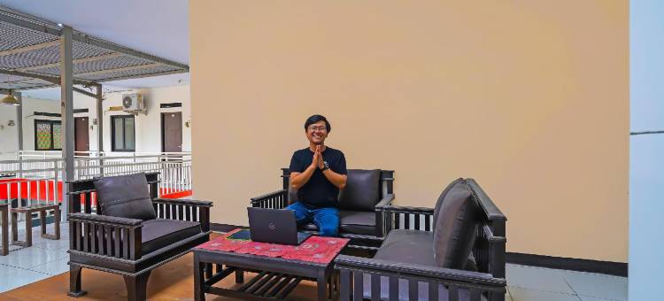 红多兹芝勒邦穆罕默迪亚大学沙里亚酒店(RedDoorz Syariah Near Universitas Muhammadiyah Cirebon)图片