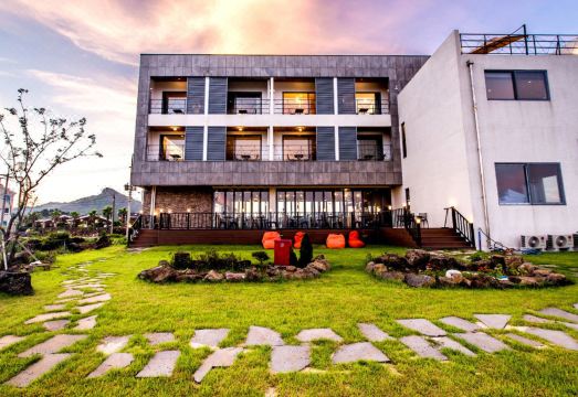 Lucid M Hotel Overview