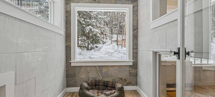 Charming Sanctuary with Backyard Pond and High-End Kitchen - Exquisite Haven图片