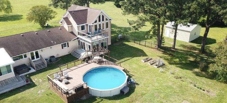 Spacious waterfront farmhouse with amazing views and kayaking图片