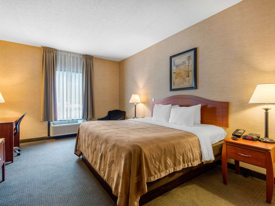 本顿德拉芬维尔凯艺套房酒店