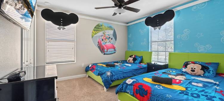 Themed 9BR Villa in Champions Gate Close to Disney! Pool, Hot tub, Movie Theatre图片