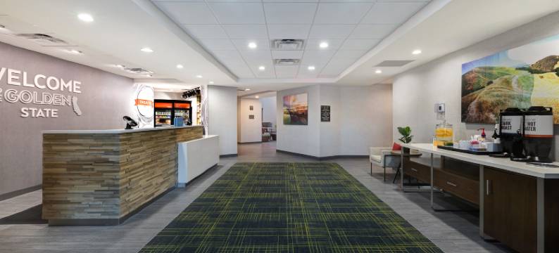 玛丽娜希尔顿欢朋套房酒店(Hampton Inn & Suites by Hilton Marina)图片