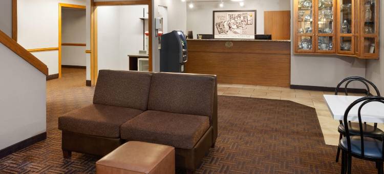 格林贝速8酒店-近体育场(Super 8 by Wyndham Green Bay Near Stadium)图片