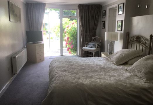 Spinneycross Hotel Overview