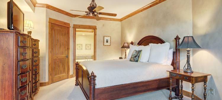 豪华2卧室公寓距离滑雪坡0英尺由RedAwning提供(Luxurious 2 Bedroom0 Feet from the Slopes! Condo by RedAwning)图片