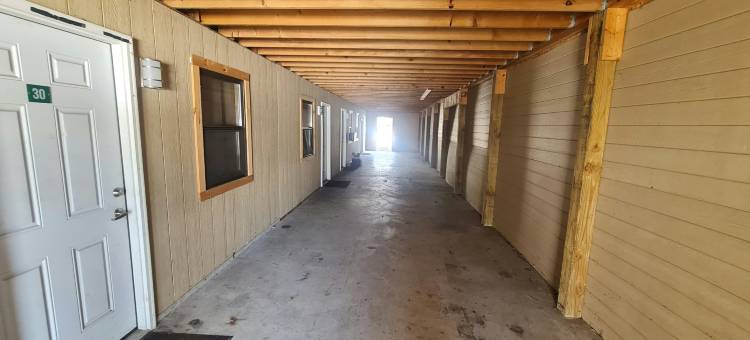 OYO东斯特劳兹堡波科诺斯的Werry's小屋汽车旅馆酒吧(Werry's Cottages Motel & Pub by OYO East Stroudsburg Poconos)图片