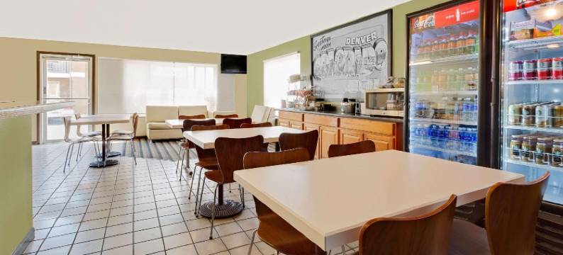 丹佛中心速8酒店(Super 8 by Wyndham Denver Central)图片