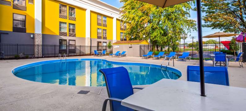 布卢明顿贝蒙特东贝斯特韦斯特优质套房酒店(Best Western Plus Bloomington East Hotel)图片