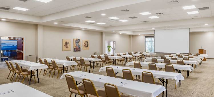 十字路贝斯特韦斯特优质套房酒店(Best Western Plus Crossroads Inn  Suites)图片