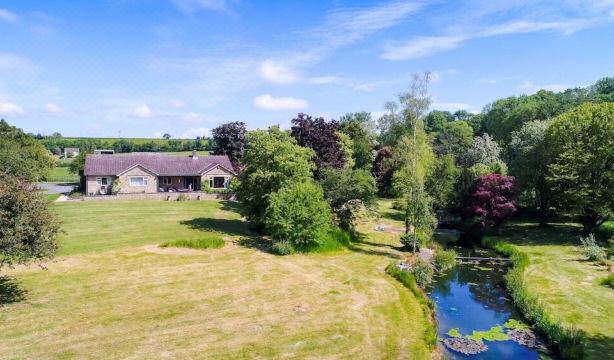 Fabulous country retreat , lovely house , hot tub and set in beautiful gardens