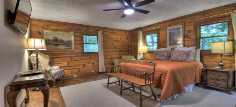 Hot Tub and Cozy Deck - Charming Log Cabin Retreat图片