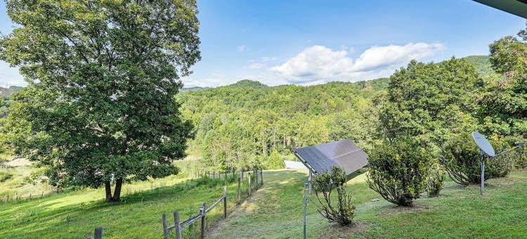 塔卡西吉河畔小屋，带山景！(Riverfront Cabin w/ Mtn Views in Tuckasegee!)图片