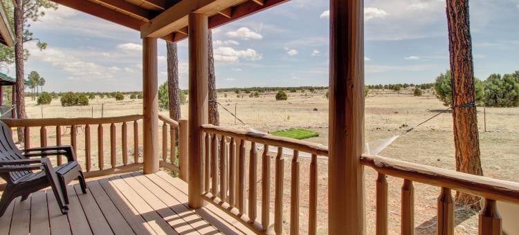 距锡特格雷夫斯16英里：欧弗加德小屋带门廊(Families Welcome! Overgaard Cabin with Playground)图片