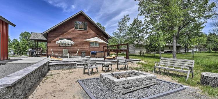 距离Sand Valley 1英里，距离海滩1块的小木屋(Cabin 1 Mi to Sand Valley, 1 Block to Beach)图片