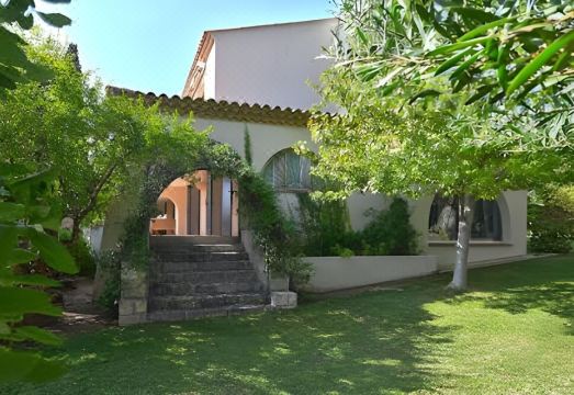 Authentic Villa Hotel Overview