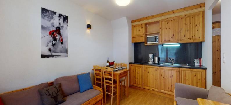 Apartment on floor four with balcony图片