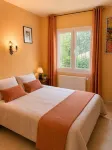 Beautiful house surrounded by an idyllic garden with salt water pool. - 泳池