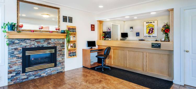 一百哩速8酒店(Super 8 by Wyndham 100 Mile House)图片