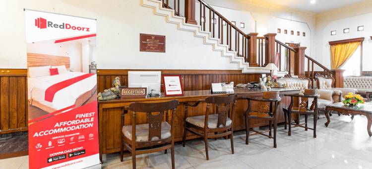 红多兹Plus酒店-近阿伦阿伦卡兰甘亚尔(RedDoorz Plus Near Alun Alun Karanganyar)图片