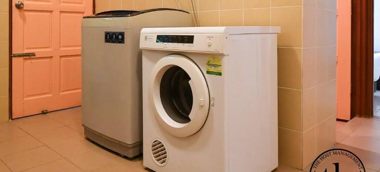 位于甘榜武吉光的4卧室独栋房屋-278平方米|带3个独立浴室(Luxury Semi-D (Hi-Speed Internet with TVbox) 11pax)图片