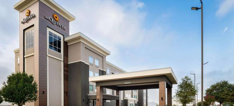 登顿大学路拉昆塔温德姆套房酒店(La Quinta Inn & Suites by Wyndham Denton - University Drive)图片