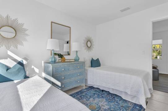 3-Bedroom-2 Full Bath Beach House Mnts to Central Beach & Downtown