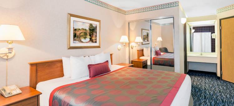 肯特西雅图地区华美达酒店(Ramada by Wyndham Kent Seattle Area)图片