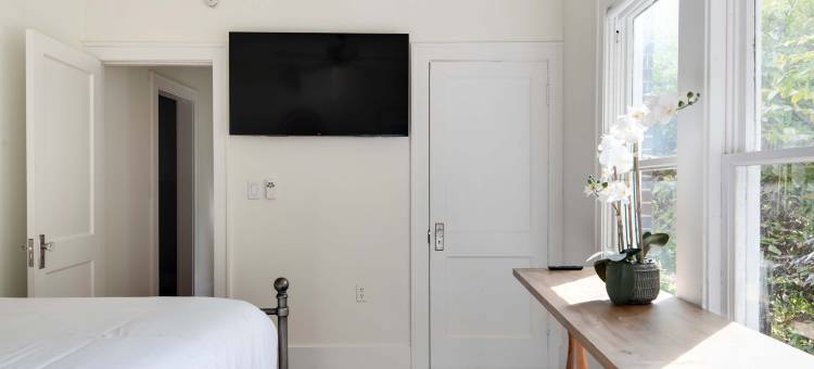 Charming Retreat with Private Balcony and Garden Oasis - Gorgeous Escape图片